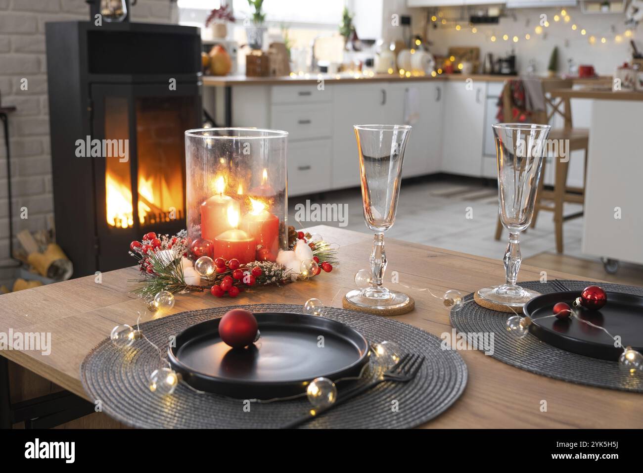 Festive interno della casa è decorato per Natale e Capodanno in stile loft con stufa nera, camino, albero di Natale. Accogliente monolocale con set Foto Stock