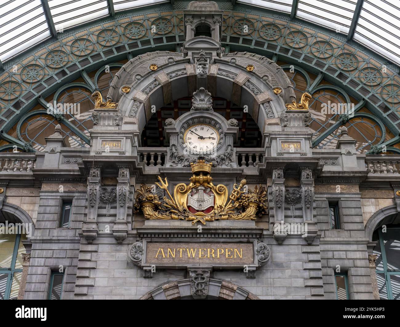 Sontuosa e storica vista interna della vecchia stazione di Anversa-Centraal con il famoso orologio vecchio sulla facciata, Anversa, Fiandre, Belgio, EUR Foto Stock