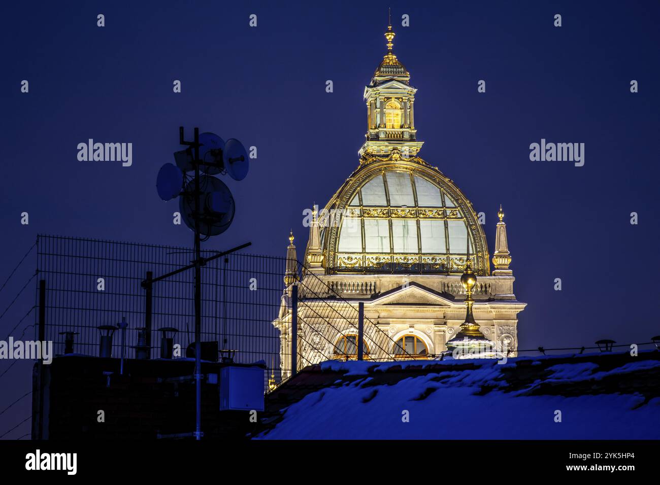 Cupola illuminata di un edificio di notte, circondata da tecnologia moderna e neve, il Museo Nazionale ceco Foto Stock