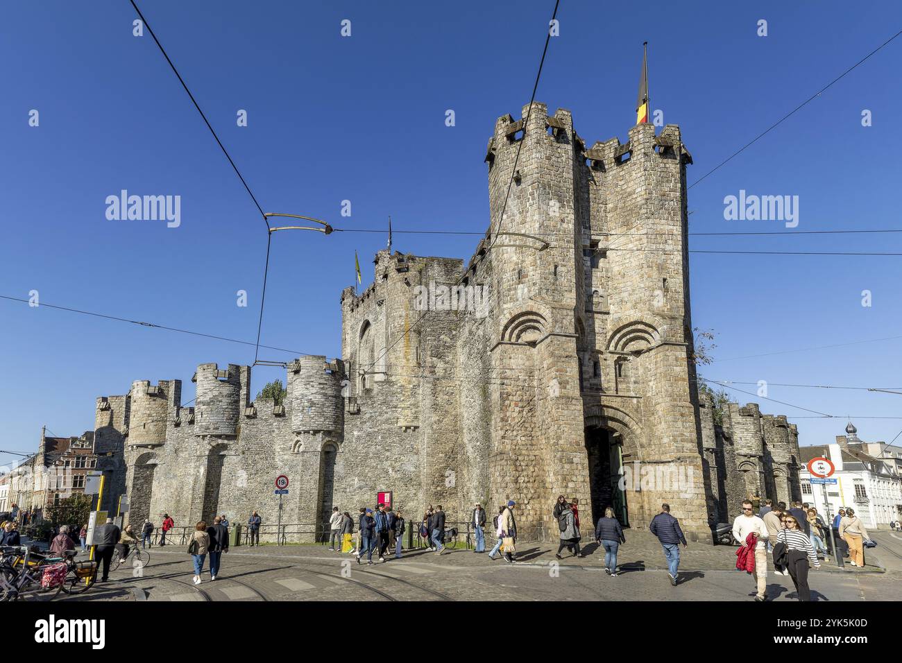 Ingresso al castello medievale di Gravensteen con turisti sulla via Geldmunt e cielo blu, Gand, Fiandre orientali, Belgio, Europa Foto Stock