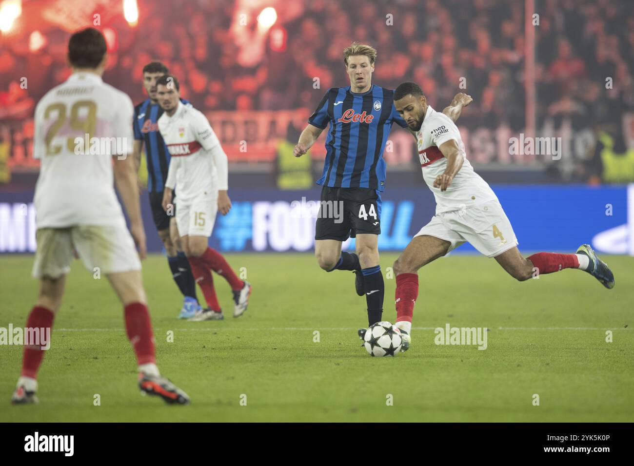 Partita di calcio, Marco BRESCIANINI centro Atalanta Bergamo cerca di fermare Josha VAGNOMAN VFB Stuttgart dal tiro, sulla sinistra Matteo RUGGERI Atalant Foto Stock