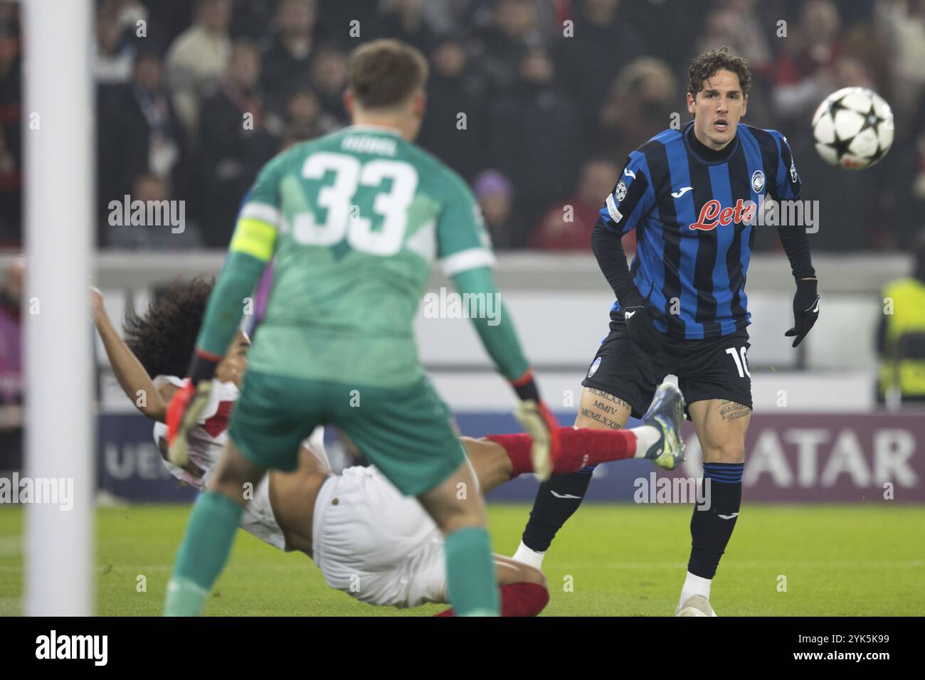 Partita di calcio, Nicolo' ZANIOLO Atalanta Bergamo a destra, si concentra mentre Anrie CHASE VFB Stuttgart difende il pallone di fronte a lui con un allungamento Foto Stock