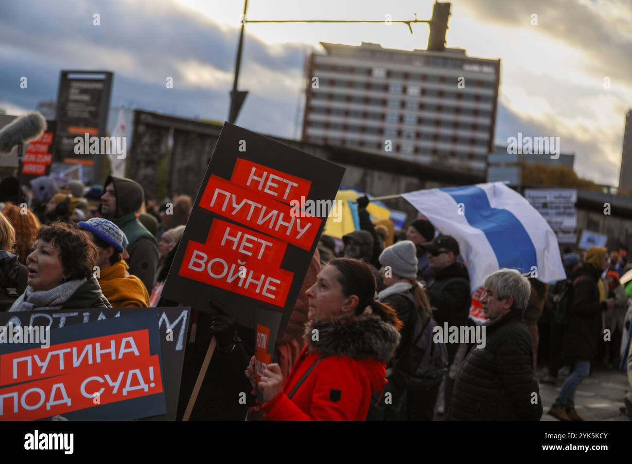 Tausende Menschen gingen am Sonntagnachmittag in Berlin-Mitte auf die Straße, um ein starkes Zeichen gegen Wladimir Putin, den Krieg in der Ukraine und die Unterdrückung in Russland zu setzen. Unter dem motto Nein zu Putin Freiheit für politische Gefangene forderten die Demonstranten den sofortigen Abzug der russischen Truppen aus der Ukraine, Die Freilassung aller politischen Gefangenen und die Anklage Putins als Kriegsverbrecher. MIT Plakaten und Sprechchören machten sie deutlich: Der Krieg muss beendet werden Berlin Deutschland *** migliaia di persone sono scese per le strade di Berlino Foto Stock