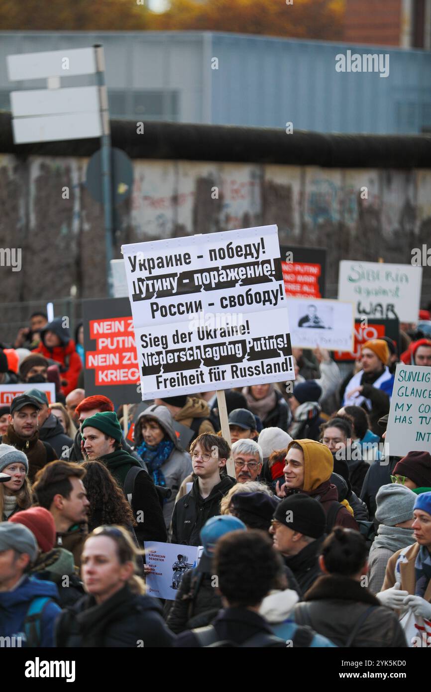 Tausende Menschen gingen am Sonntagnachmittag in Berlin-Mitte auf die Straße, um ein starkes Zeichen gegen Wladimir Putin, den Krieg in der Ukraine und die Unterdrückung in Russland zu setzen. Unter dem motto Nein zu Putin Freiheit für politische Gefangene forderten die Demonstranten den sofortigen Abzug der russischen Truppen aus der Ukraine, Die Freilassung aller politischen Gefangenen und die Anklage Putins als Kriegsverbrecher. MIT Plakaten und Sprechchören machten sie deutlich: Der Krieg muss beendet werden Berlin Deutschland *** migliaia di persone sono scese per le strade di Berlino Foto Stock