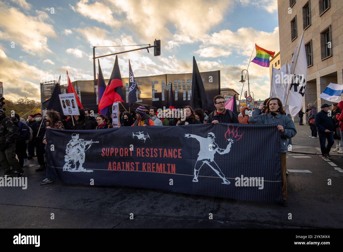 Tausende Menschen gingen am Sonntagnachmittag in Berlin-Mitte auf die Straße, um ein starkes Zeichen gegen Wladimir Putin, den Krieg in der Ukraine und die Unterdrückung in Russland zu setzen. Unter dem motto Nein zu Putin Freiheit für politische Gefangene forderten die Demonstranten den sofortigen Abzug der russischen Truppen aus der Ukraine, Die Freilassung aller politischen Gefangenen und die Anklage Putins als Kriegsverbrecher. MIT Plakaten und Sprechchören machten sie deutlich: Der Krieg muss beendet werden Berlin Deutschland *** migliaia di persone sono scese per le strade di Berlino Foto Stock