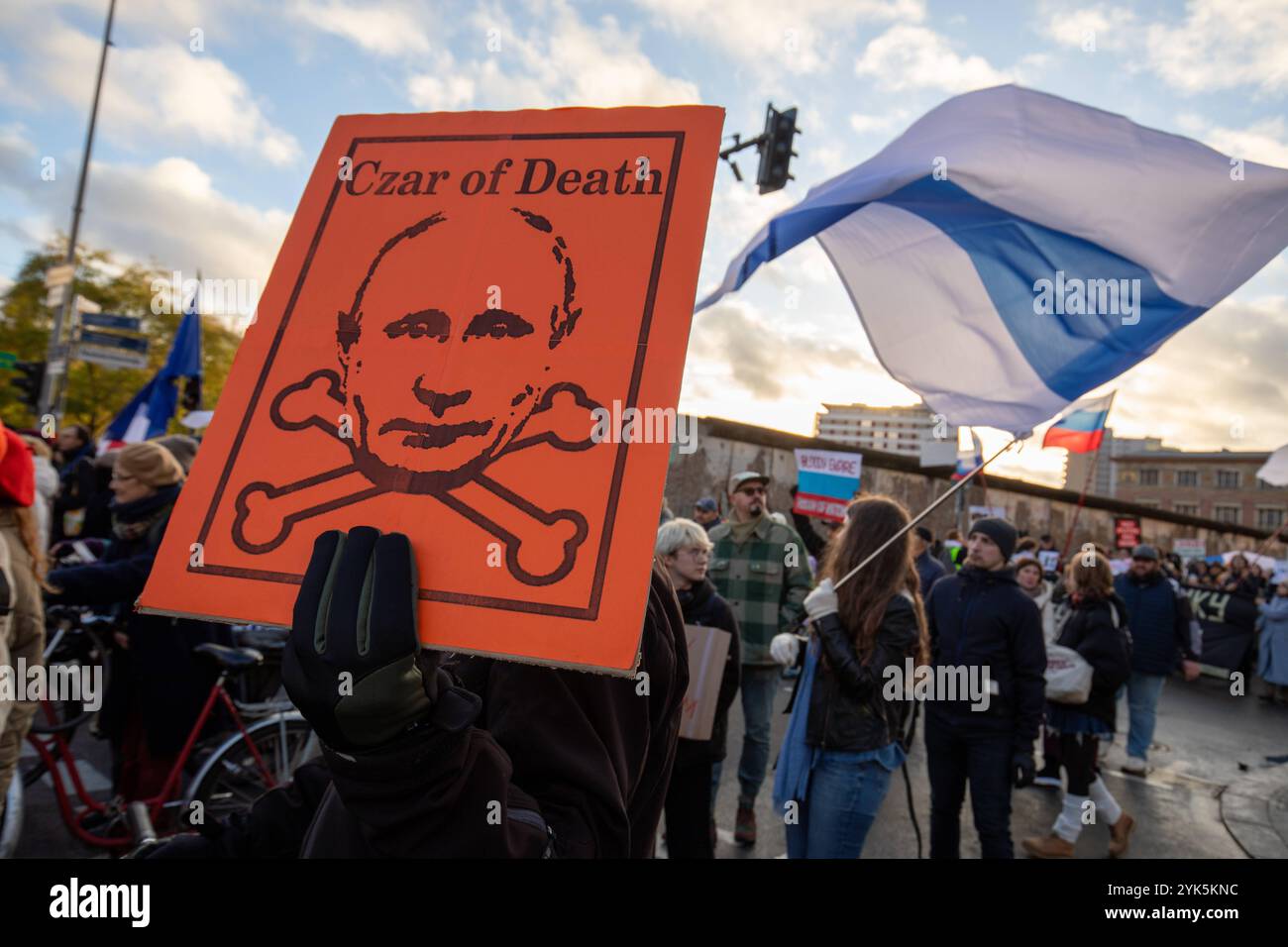 Tausende Menschen gingen am Sonntagnachmittag in Berlin-Mitte auf die Straße, um ein starkes Zeichen gegen Wladimir Putin, den Krieg in der Ukraine und die Unterdrückung in Russland zu setzen. Unter dem motto Nein zu Putin Freiheit für politische Gefangene forderten die Demonstranten den sofortigen Abzug der russischen Truppen aus der Ukraine, Die Freilassung aller politischen Gefangenen und die Anklage Putins als Kriegsverbrecher. MIT Plakaten und Sprechchören machten sie deutlich: Der Krieg muss beendet werden Berlin Deutschland *** migliaia di persone sono scese per le strade di Berlino Foto Stock