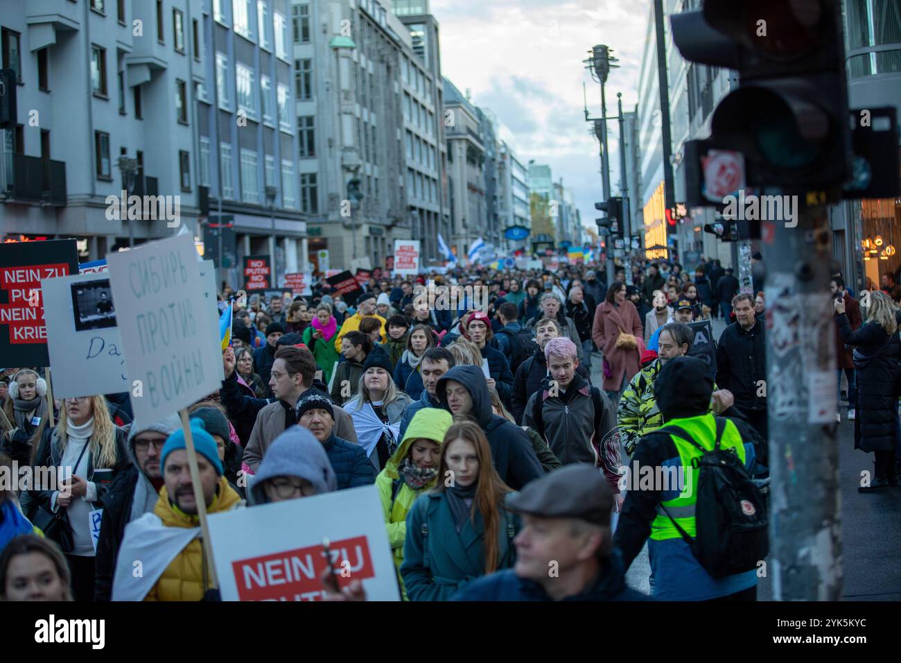 Tausende Menschen gingen am Sonntagnachmittag in Berlin-Mitte auf die Straße, um ein starkes Zeichen gegen Wladimir Putin, den Krieg in der Ukraine und die Unterdrückung in Russland zu setzen. Unter dem motto Nein zu Putin Freiheit für politische Gefangene forderten die Demonstranten den sofortigen Abzug der russischen Truppen aus der Ukraine, Die Freilassung aller politischen Gefangenen und die Anklage Putins als Kriegsverbrecher. MIT Plakaten und Sprechchören machten sie deutlich: Der Krieg muss beendet werden Berlin Deutschland *** migliaia di persone sono scese per le strade di Berlino Foto Stock