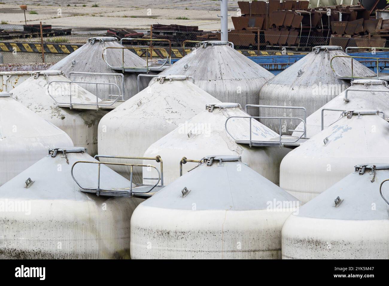 Vagone ferroviario il serbatoio. La tramoggia ferroviaria per il trasporto del cemento. Vagone per carrozze merci Foto Stock