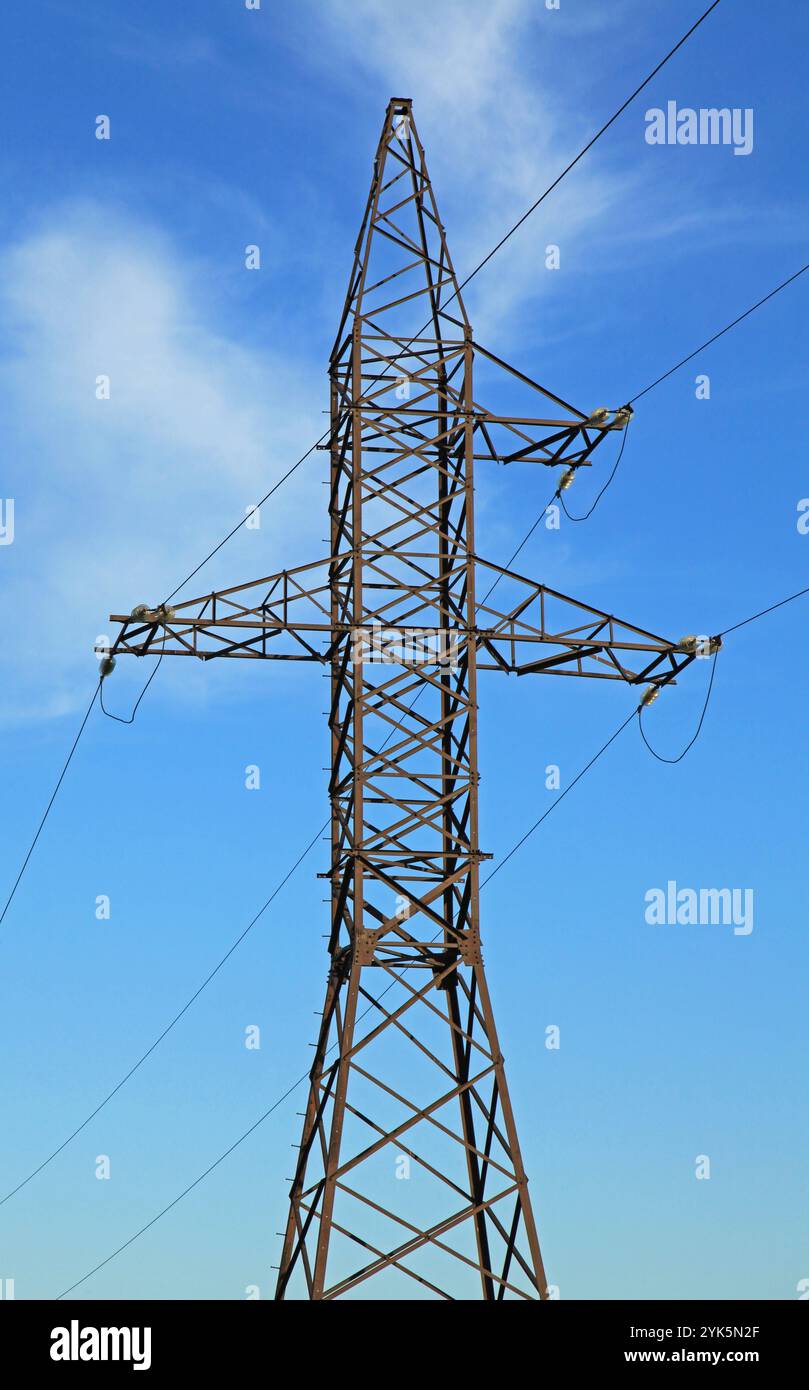 Elettricità. Linea di trasmissione elettrica in città. Torre di trasmissione ad alta tensione. Traliccio di trasmissione della potenza. Stagione di riscaldamento. Aumento dei prezzi Foto Stock