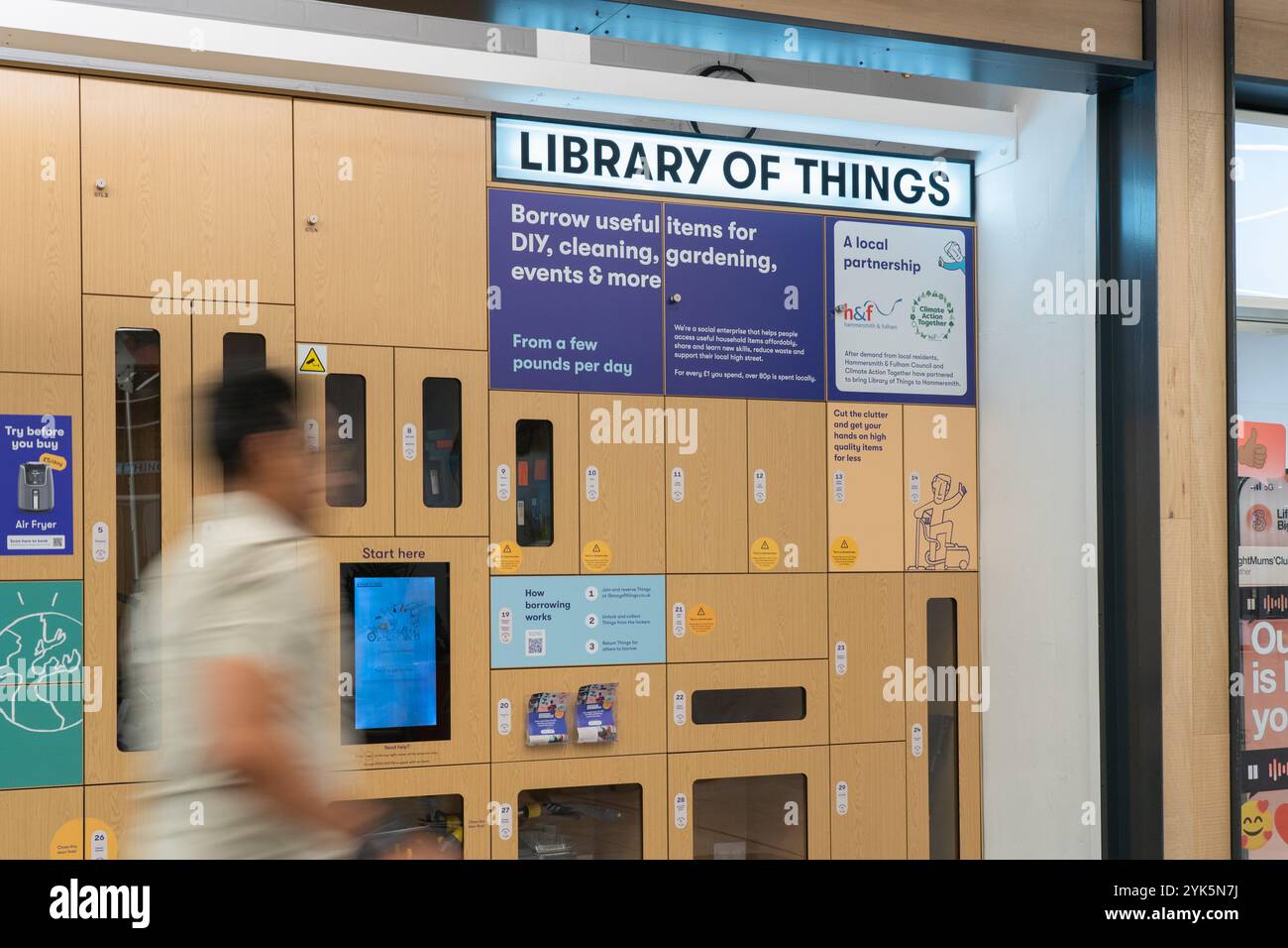 Una stazione di servizio della Library of Things al centro commerciale Livat Hammersmith, Londra. Utilizzato per il noleggio di utensili ed elettrodomestici Foto Stock