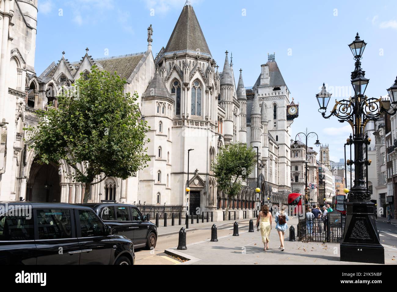 La facciata della Royal Courts of Justice, un edificio in stile gotico sullo Strand, Londra, Regno Unito. Concetto: Spese giudiziarie, spese legali, sistema giudiziario, legge, leggi Foto Stock