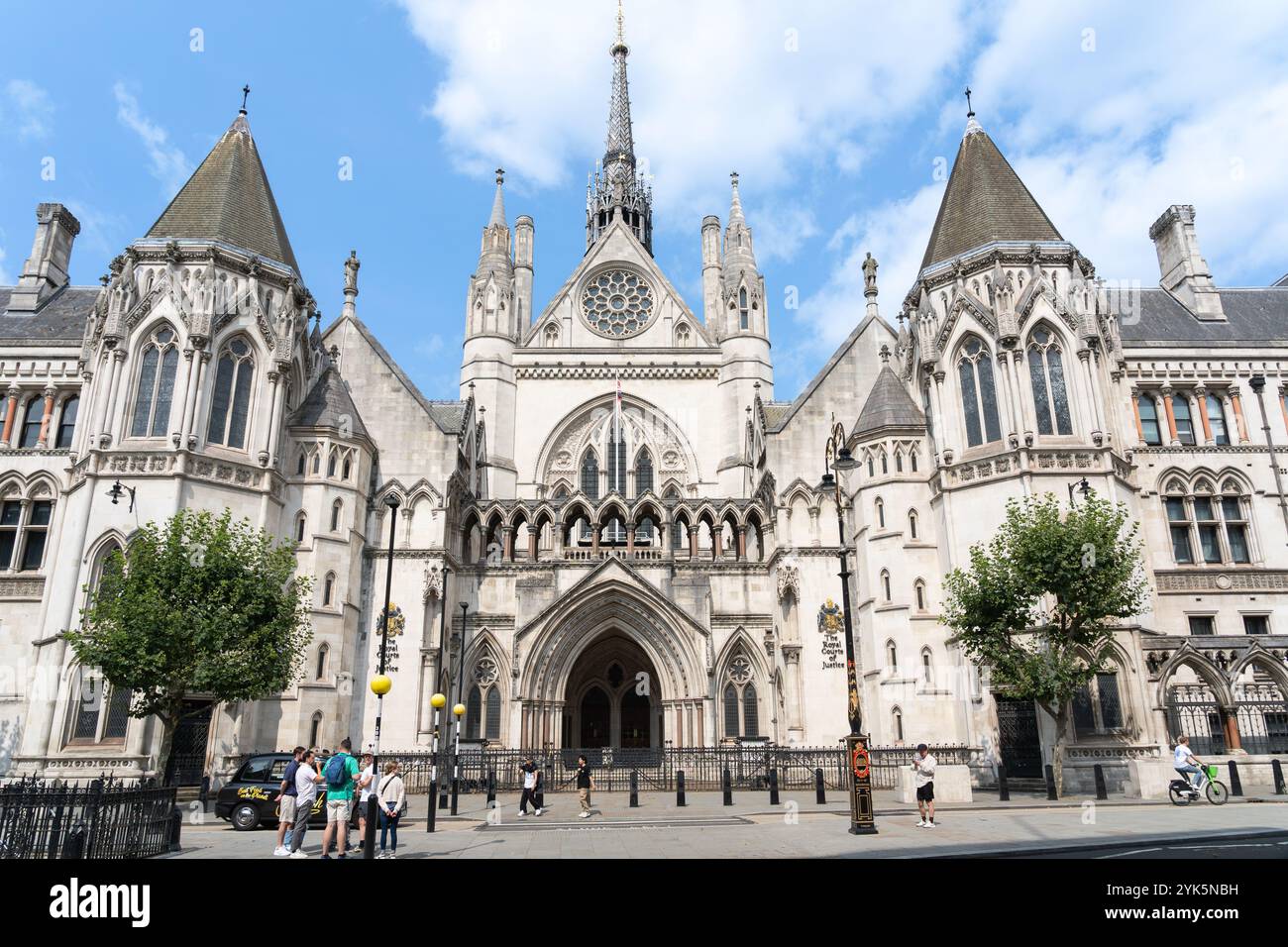La facciata della Royal Courts of Justice, un edificio in stile gotico sullo Strand, Londra, Regno Unito. Concetto: Spese giudiziarie, spese legali, sistema giudiziario, legge, leggi Foto Stock