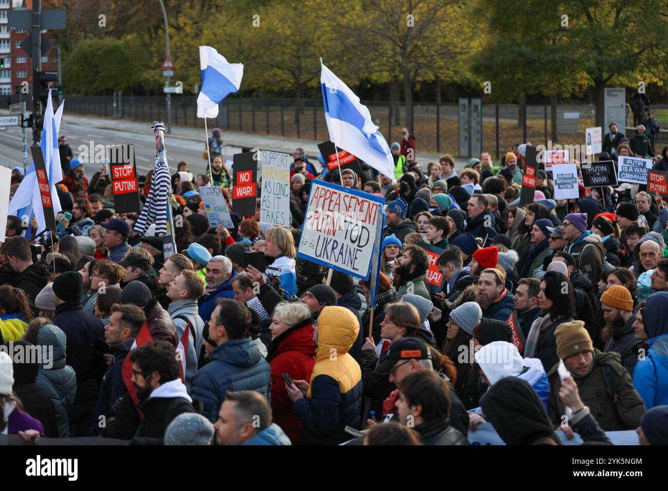 Anti-Putin-Demo a Berlino: Demo für Frieden und Freiheit in Rus, Tausende Menschen gingen am Sonntagnachmittag in Berlin-Mitte auf die Straße, um ein starkes Zeichen gegen Wladimir Putin, den Krieg in der Ukraine und die Unterdrückung in Russland zu setzen. Unter dem motto Nein zu Putin Freiheit für politische Gefangene forderten die Demonstranten den sofortigen Abzug der russischen Truppen aus der Ukraine, Die Freilassung aller politischen Gefangenen und die Anklage Putins als Kriegsverbrecher. MIT Plakaten und Sprechchören machten sie deutlich: Der Krieg muss beendet werden Berlin Berlin Foto Stock