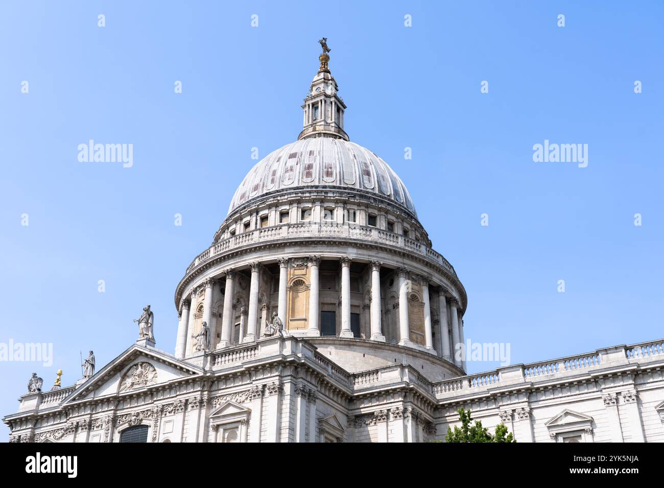 St. Paul's Cathedral, una cattedrale del XVII secolo con una cupola alta 365 metri e costruita in stile barocco inglese, si trova in cima a Ludgate Hill, Londra, Regno Unito Foto Stock