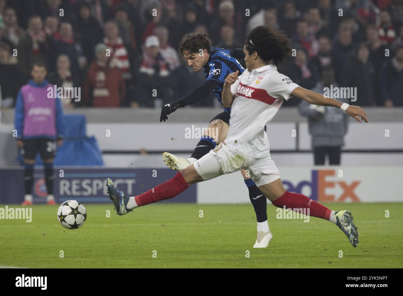 Partita di calcio, Nicolo' ZANIOLO Atalanta Bergamo tiro a Tor Tor, Anrie CHASE VFB Stuttgart davanti a lui cerca di fermarlo con la gamba sinistra, b Foto Stock