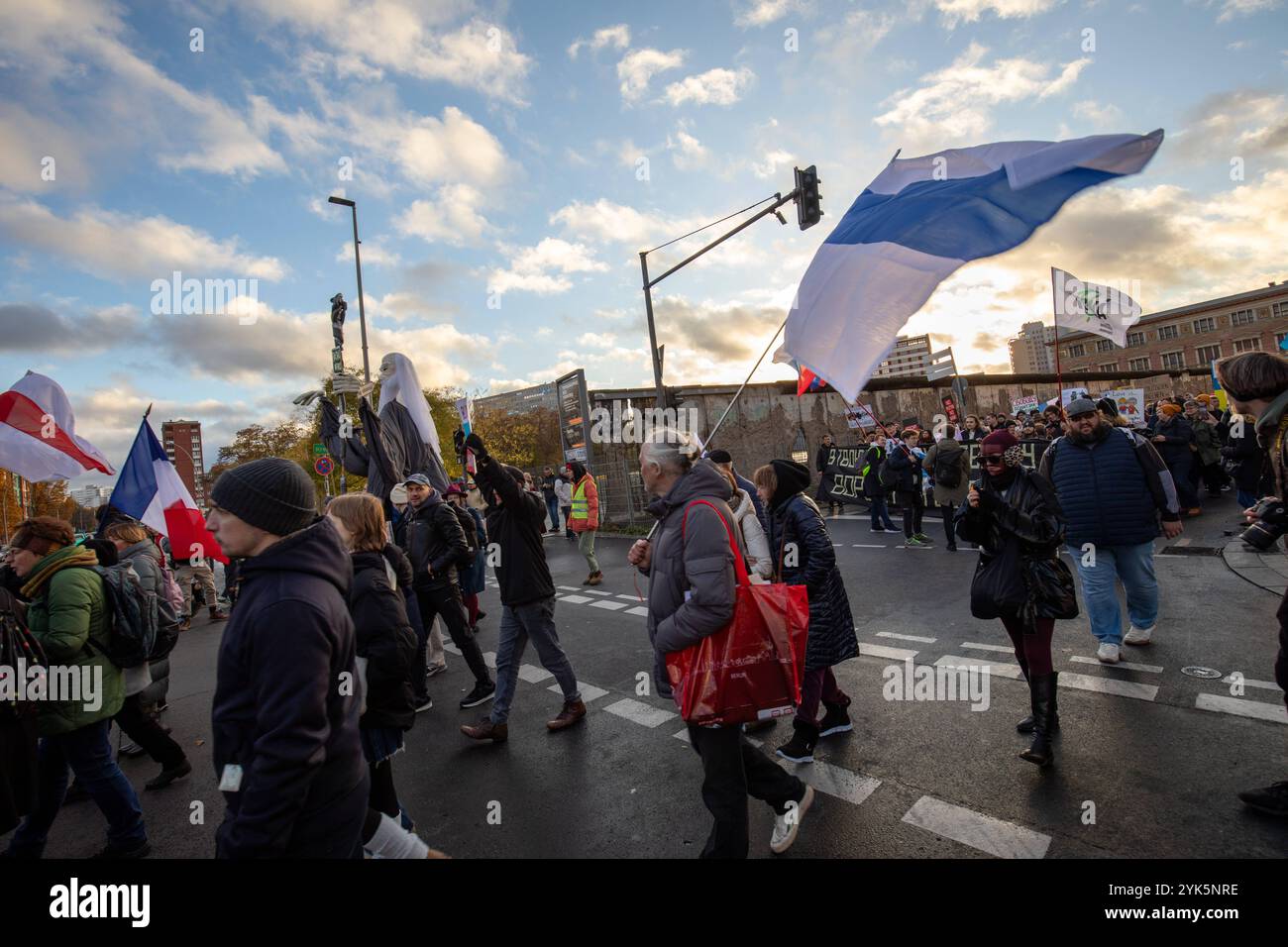 Anti-Putin-Demo a Berlino: Demo für Frieden und Freiheit in Rus, Tausende Menschen gingen am Sonntagnachmittag in Berlin-Mitte auf die Straße, um ein starkes Zeichen gegen Wladimir Putin, den Krieg in der Ukraine und die Unterdrückung in Russland zu setzen. Unter dem motto Nein zu Putin Freiheit für politische Gefangene forderten die Demonstranten den sofortigen Abzug der russischen Truppen aus der Ukraine, Die Freilassung aller politischen Gefangenen und die Anklage Putins als Kriegsverbrecher. MIT Plakaten und Sprechchören machten sie deutlich: Der Krieg muss beendet werden Berlin Berlin Foto Stock