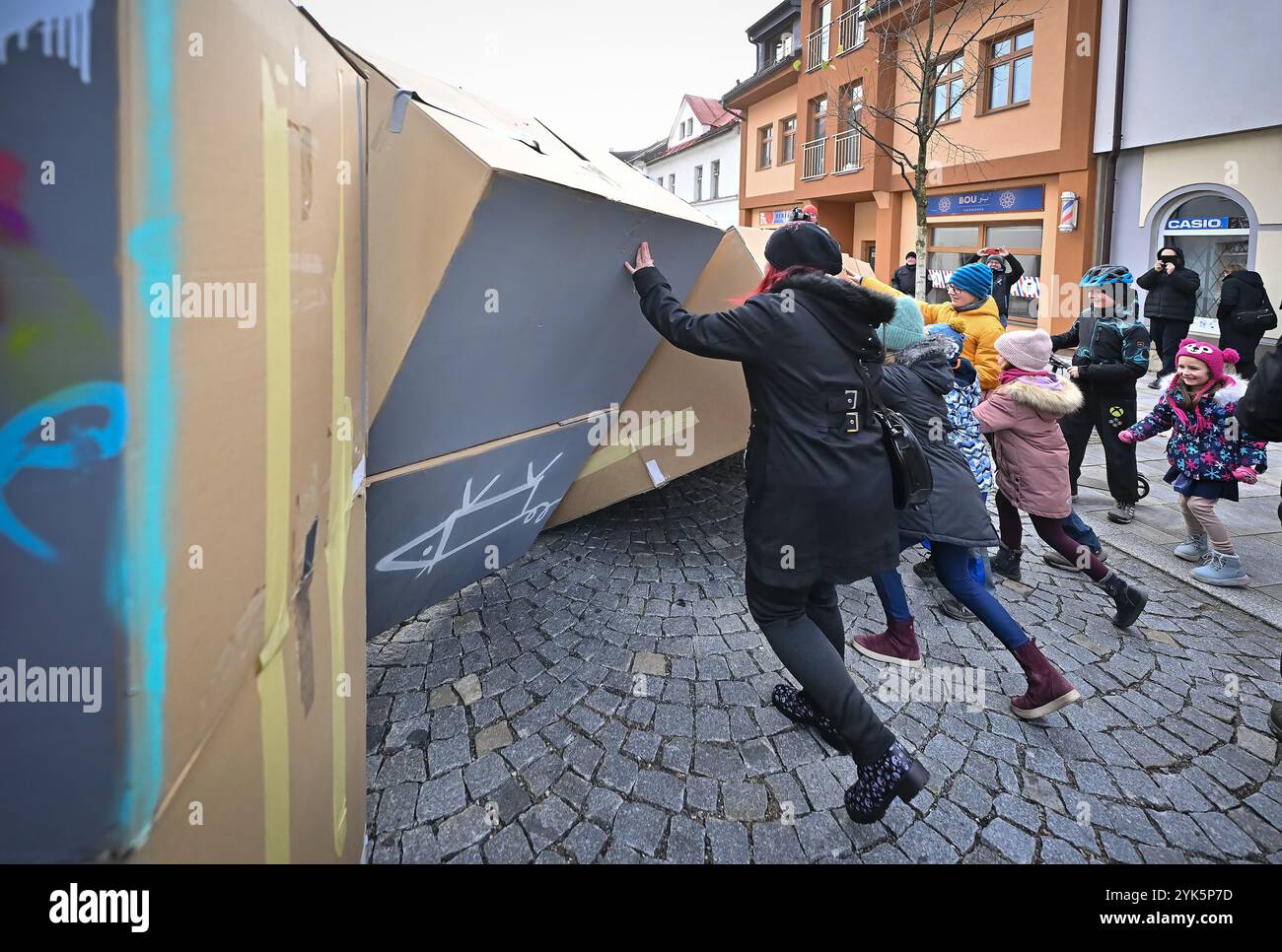 Zdar nad Sazavou, Repubblica Ceca. 17 novembre 2024. Il festival di strada Korzo Nadrazni chiuso dal "muro di Berlino" commemora l'evento del 35° anniversario della Rivoluzione di velluto durante la giornata della lotta per la libertà e la democrazia e la giornata internazionale degli studenti a Zdar nad Sazavou, Repubblica Ceca, 17 novembre 2024. Crediti: Lubos Pavlicek/CTK Photo/Alamy Live News Foto Stock