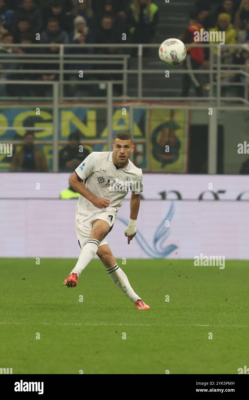 Alessandro Buongiorno di Milano SSC Napoli in azione durante la partita di calcio di serie A Enilive 2024/2025 tra Inter e Napoli al Giuseppe Foto Stock