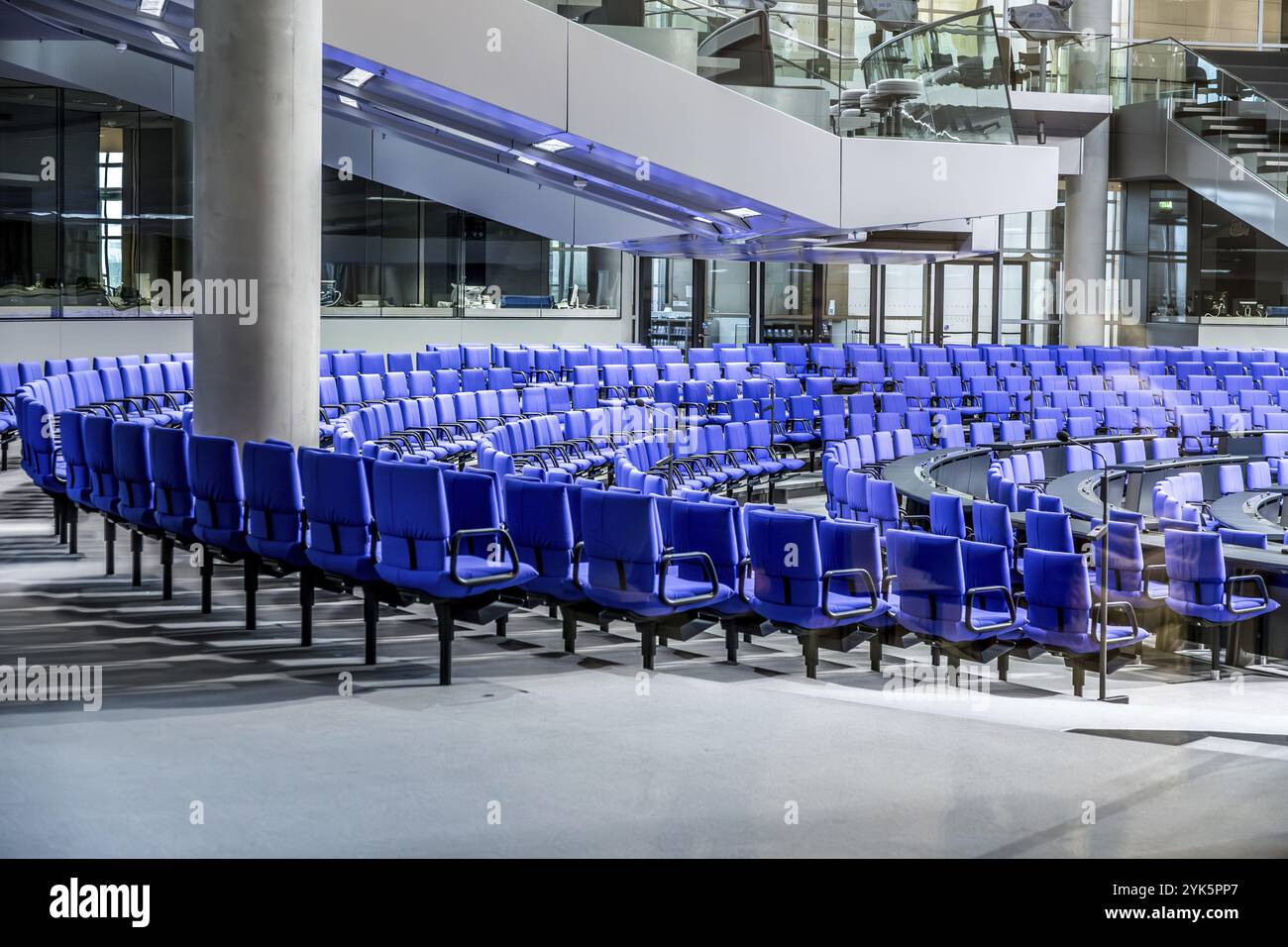 Vista sulla camera plenaria vuota del Bundestag tedesco, camera plenaria con sedie blu disposte in cerchio, Reichstag Berlin Foto Stock
