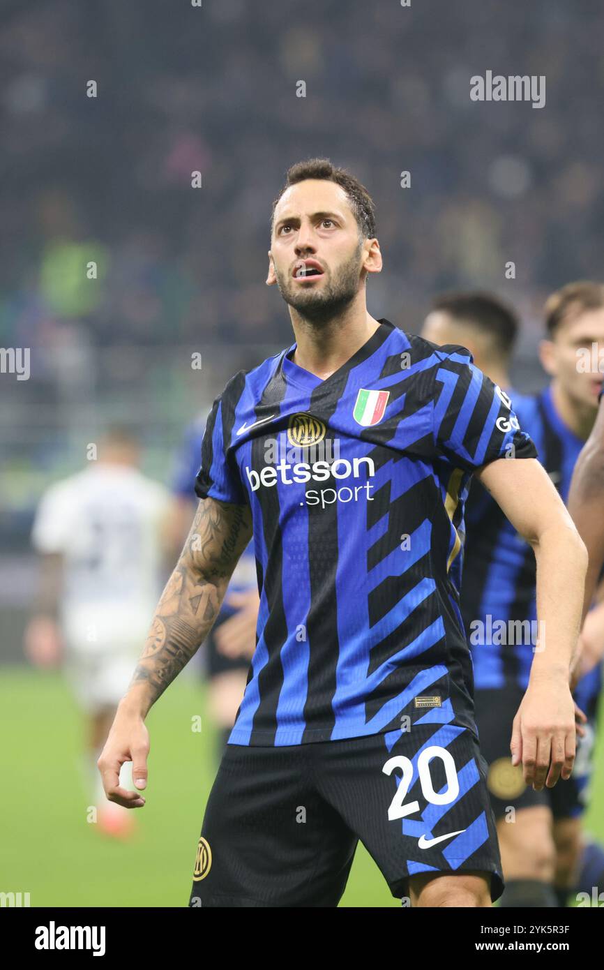 Hakan Calhanoglu dell'Inter in azione durante la partita di calcio di serie A Enilive 2024/2025 tra Inter e Napoli al Giuseppe Meazza Foto Stock