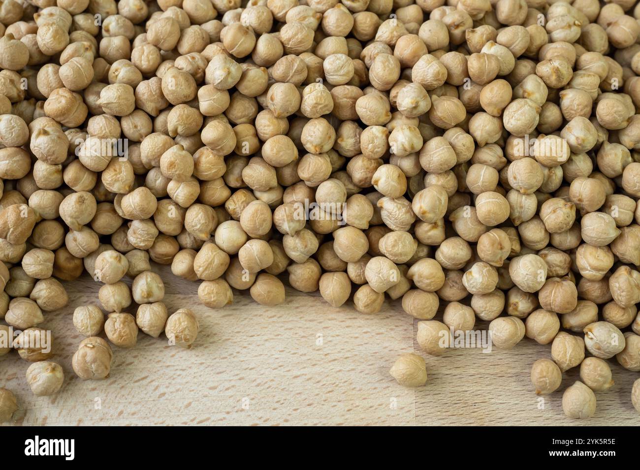 Un sacco di ceci freschi su un tagliere di legno. Legumi Foto Stock
