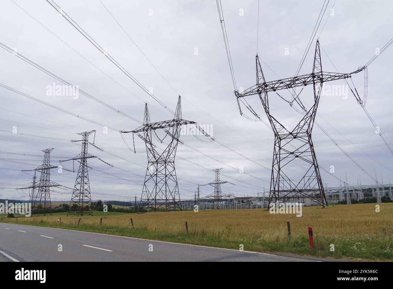 Sottostazione elettrica di distribuzione con linee elettriche e trasformatori. Sottostazione del trasformatore di potenza ad alta tensione Foto Stock