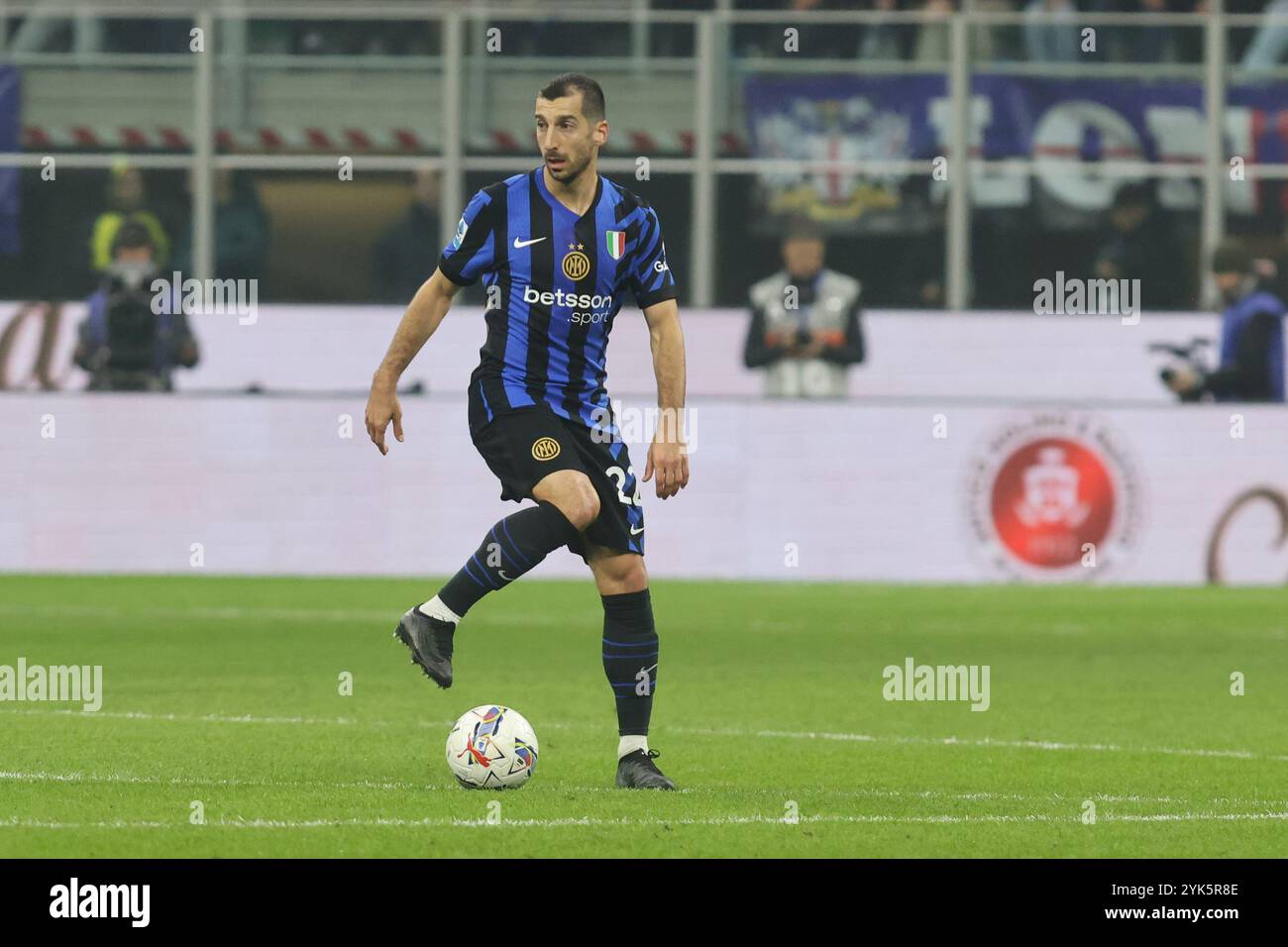 Henrikh Mkhitaryan del Milano FC Inter in azione durante la partita di calcio di serie A Enilive 2024/2025 tra Inter e Napoli al Giuseppe Meazz Foto Stock