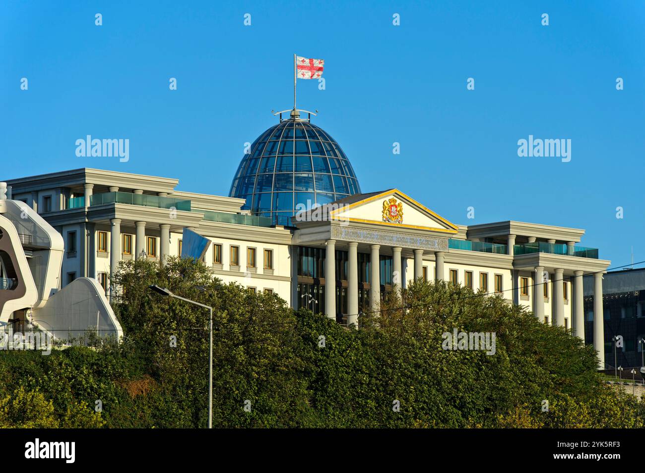La bandiera nazionale georgiana vola sopra il Palazzo cerimoniale della Georgia, ex Palazzo Presidenziale, Tbilisi, Georgia Foto Stock