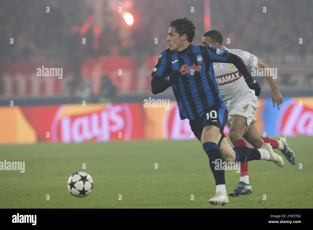 Partita di calcio, Nicolo' ZANIOLO Atalanta Bergamo ha lasciato il pallone in duello con Josha VAGNOMAN VFB Stuttgart, Stuttgart Arena, Stoccarda Foto Stock