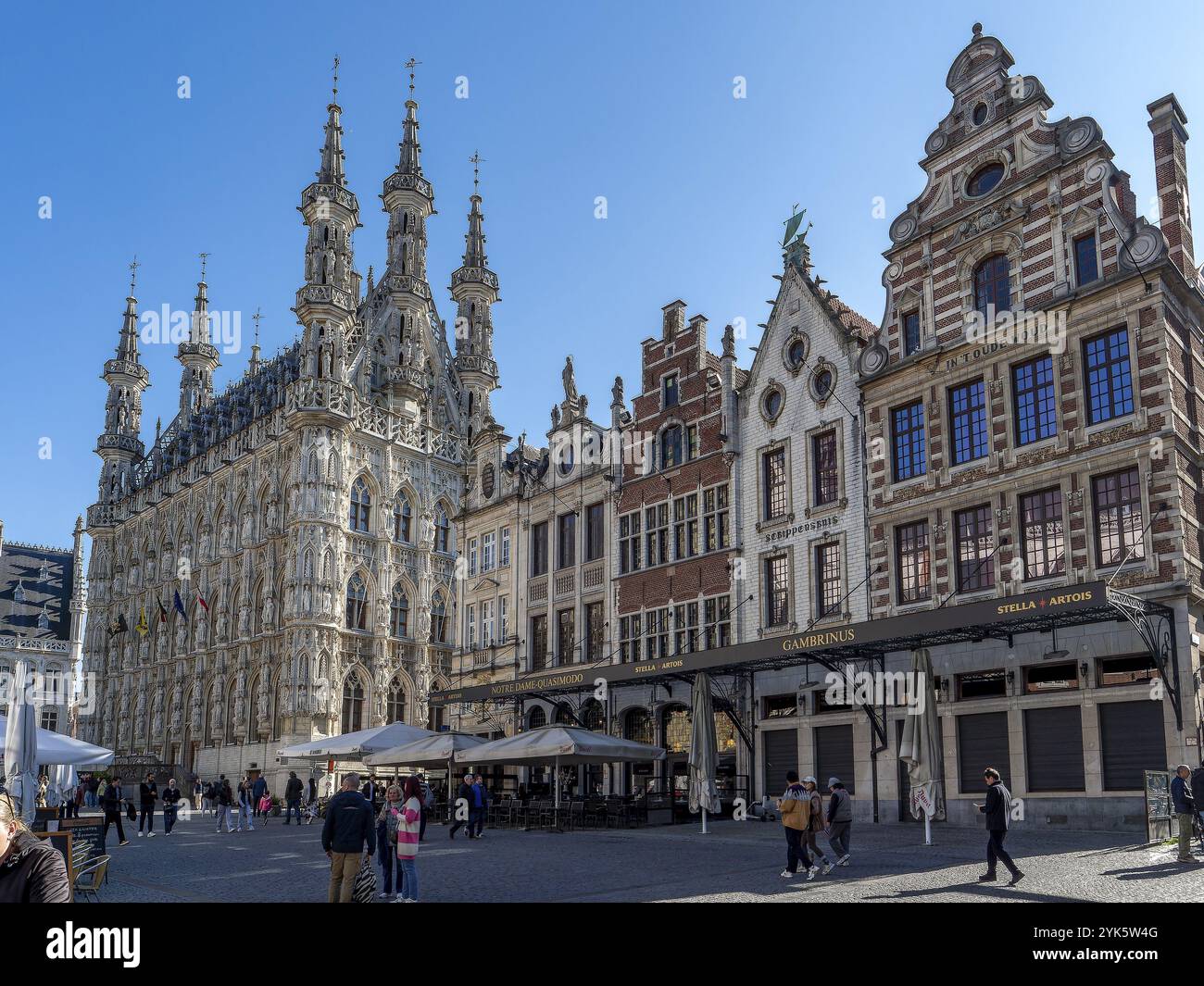 Edificio artistico del Municipio di Leuven (Historisch Stadhuis van Leuven) del 1469 in stile tardo gotico ed edifici storici sul Grote Markt, Leuven, Foto Stock