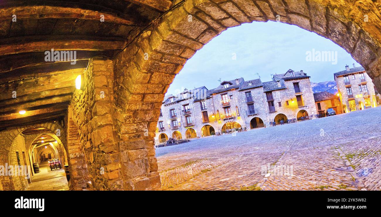 Scena di strada, architettura tipica, Villaggio medievale di Ainsa, Villa de Ainsa, Sobrarbe, Huesca, Aragona, Spagna, Europa Foto Stock