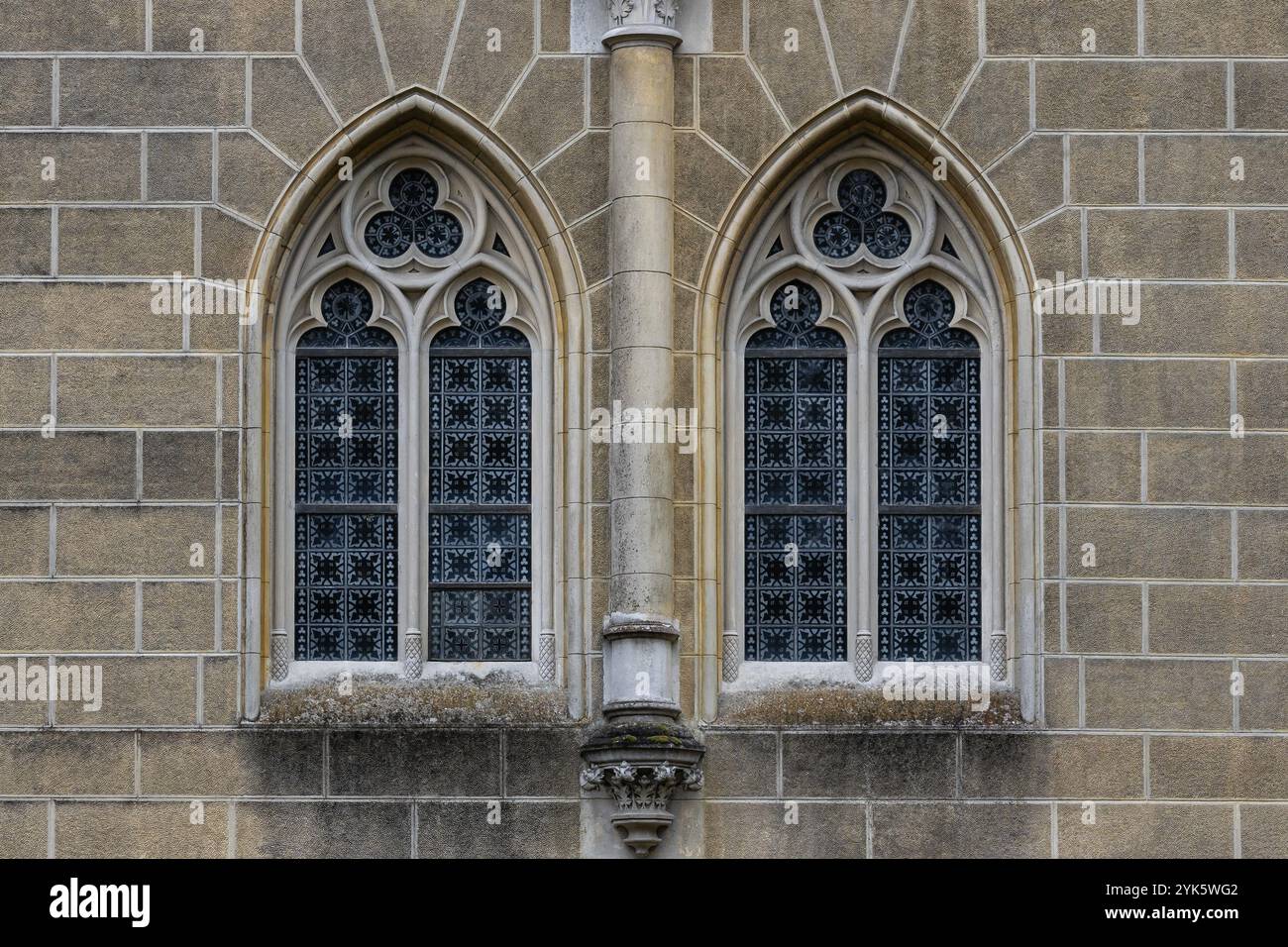 Vetrate medievali gotiche e arco in pietra. Elemento architettonico Foto Stock