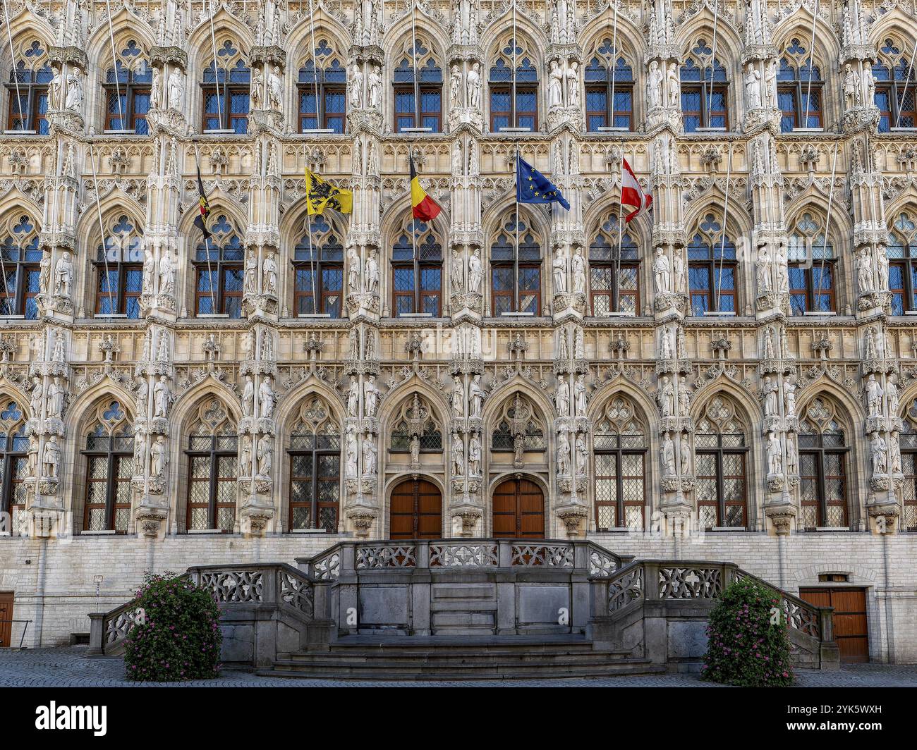 Dettaglio dell'ingresso al municipio in stile tardo gotico di Lovanio (Historisch Stadhuis van Leuven) del 1469 sul Grote Markt, Lovanio, Fiandre, F. Foto Stock