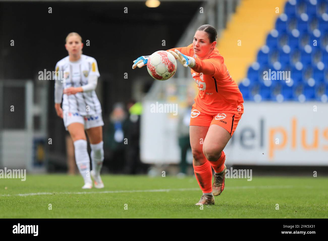 St Polten, Austria. 17 novembre 2024. St Polten, Austria, 17 novembre 2024: Janine Koretic (77 Altach) saluta durante la partita Admiral Frauen Bundesliga St Polten vs Altach Tom Seiss/SPP (Tom Seiss/SPP) credito: SPP Sport Press Photo. /Alamy Live News Foto Stock