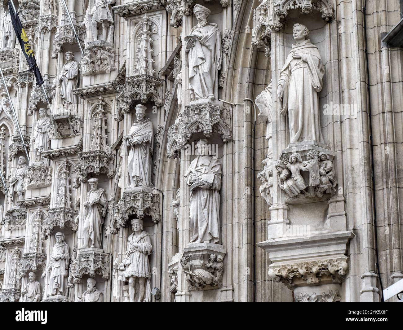 Dettaglio edificio artistico Municipio di Leuven (Historisch Stadhuis van Leuven) del 1469 in stile tardo gotico sul Grote Markt, Leuven, Fiandre, Flemis Foto Stock