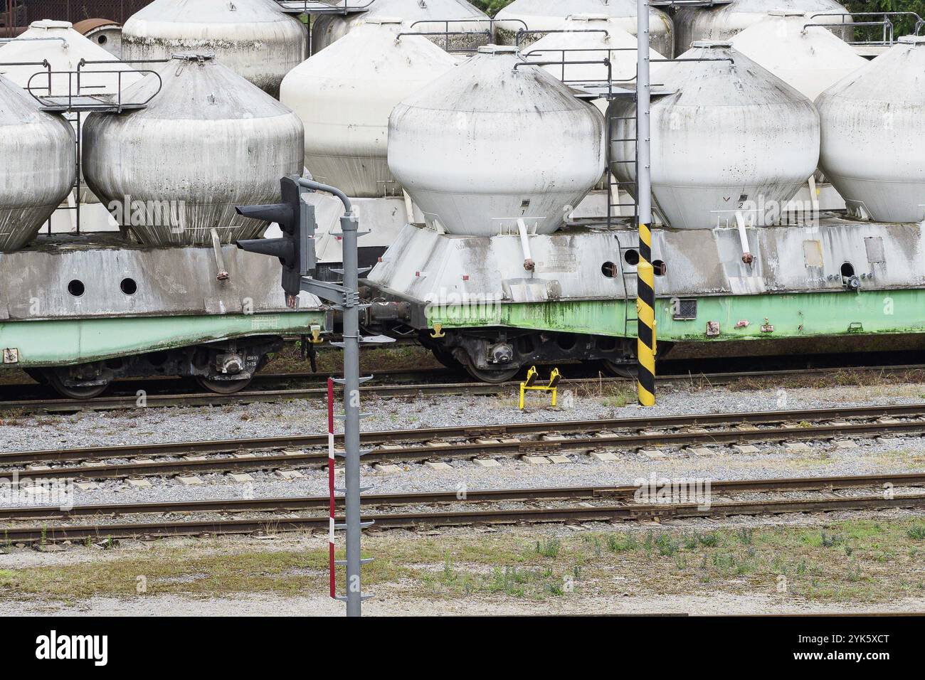 Vagone ferroviario il serbatoio. Tramoggia ferroviaria per il trasporto di cemento su binari ferroviari. Vagone per carrozze merci Foto Stock