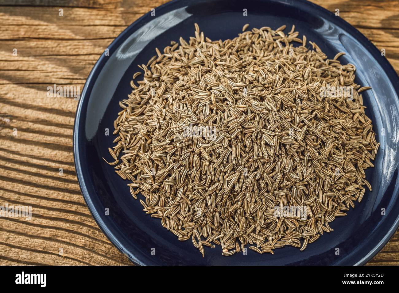 Cumino romano aromatico in una piccola ciotola sul tavolo Foto Stock
