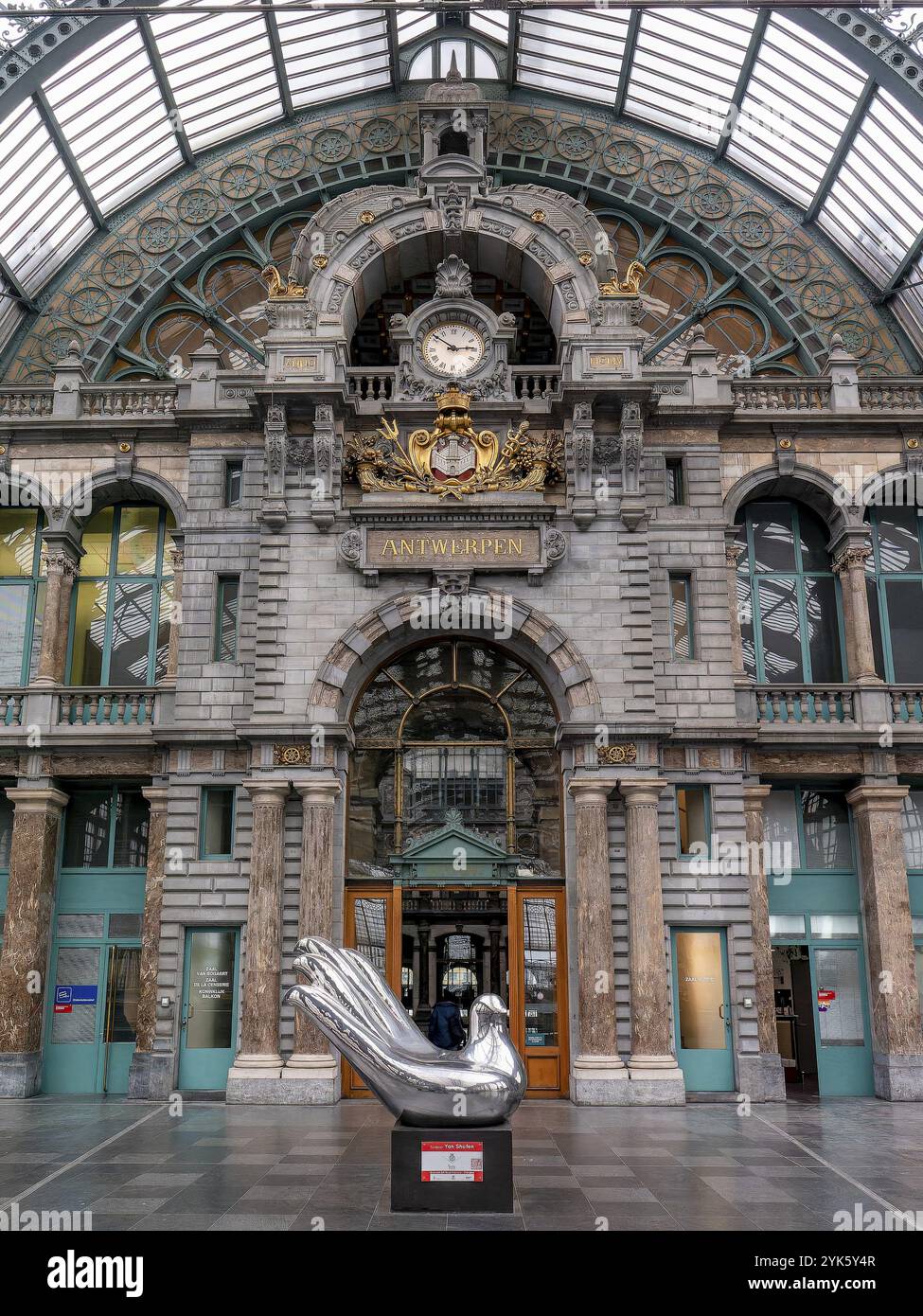 Sontuosa e storica vista interna della vecchia stazione di Anversa-Centraal con il famoso orologio vecchio sulla facciata, Anversa, Fiandre, Belgio, EUR Foto Stock