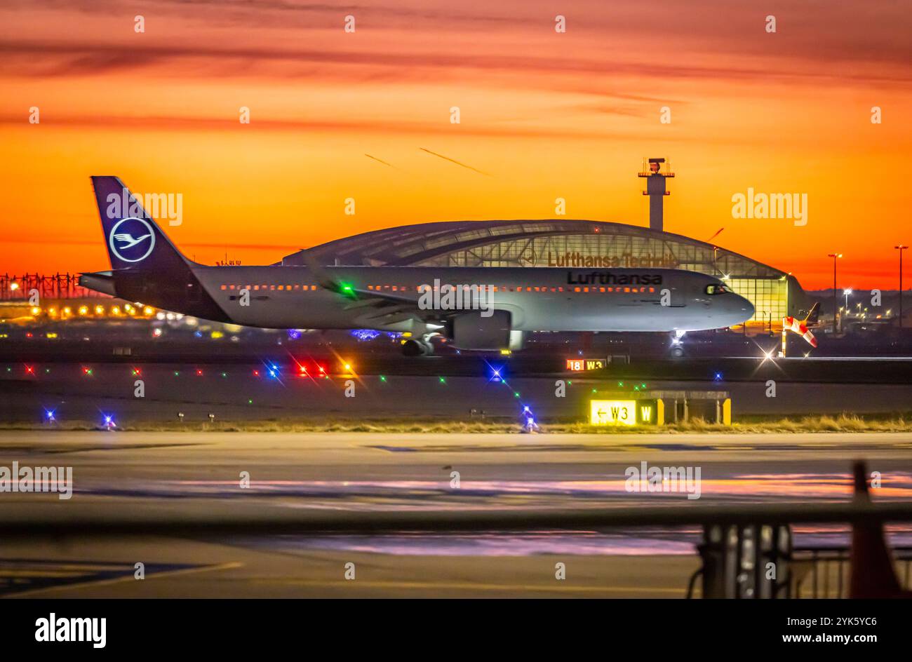 Frühmmorgens am Flughafen noch vor Sonnenaufgang. Flughafen Francoforte sul meno, Fraport. Flugzeug der Lufthansa vor einem Hangar der Lufthansa Technik. // 27.01.2024: Francoforte sul meno, Assia, Germania, Europa *** al mattino presto all'aeroporto prima dell'alba Aeroporto di Francoforte sul meno, aeromobile Lufthansa Fraport di fronte ad un hangar della Lufthansa Technik 27 01 2024 Francoforte sul meno, Assia, Germania, Europa Foto Stock