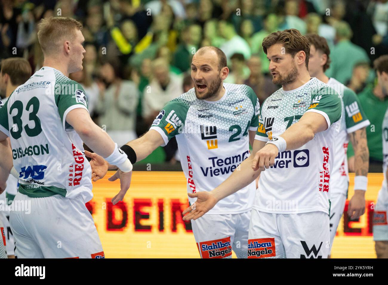 Lipsia, Germania. 19 luglio 2019. Diskussion nach Spielende bei Göppingens Ymir Örn Gislason, Göppingens Marcel Schiller, Göppingens David Schmidt SC DHfK Leipzig vs FRISCH AUF! Goeppingen, 17.11.2024, Handball, Handball 1.Liga, Sport, Bundesliga, Saison 2024/2025 credito: dpa/Alamy Live News Foto Stock