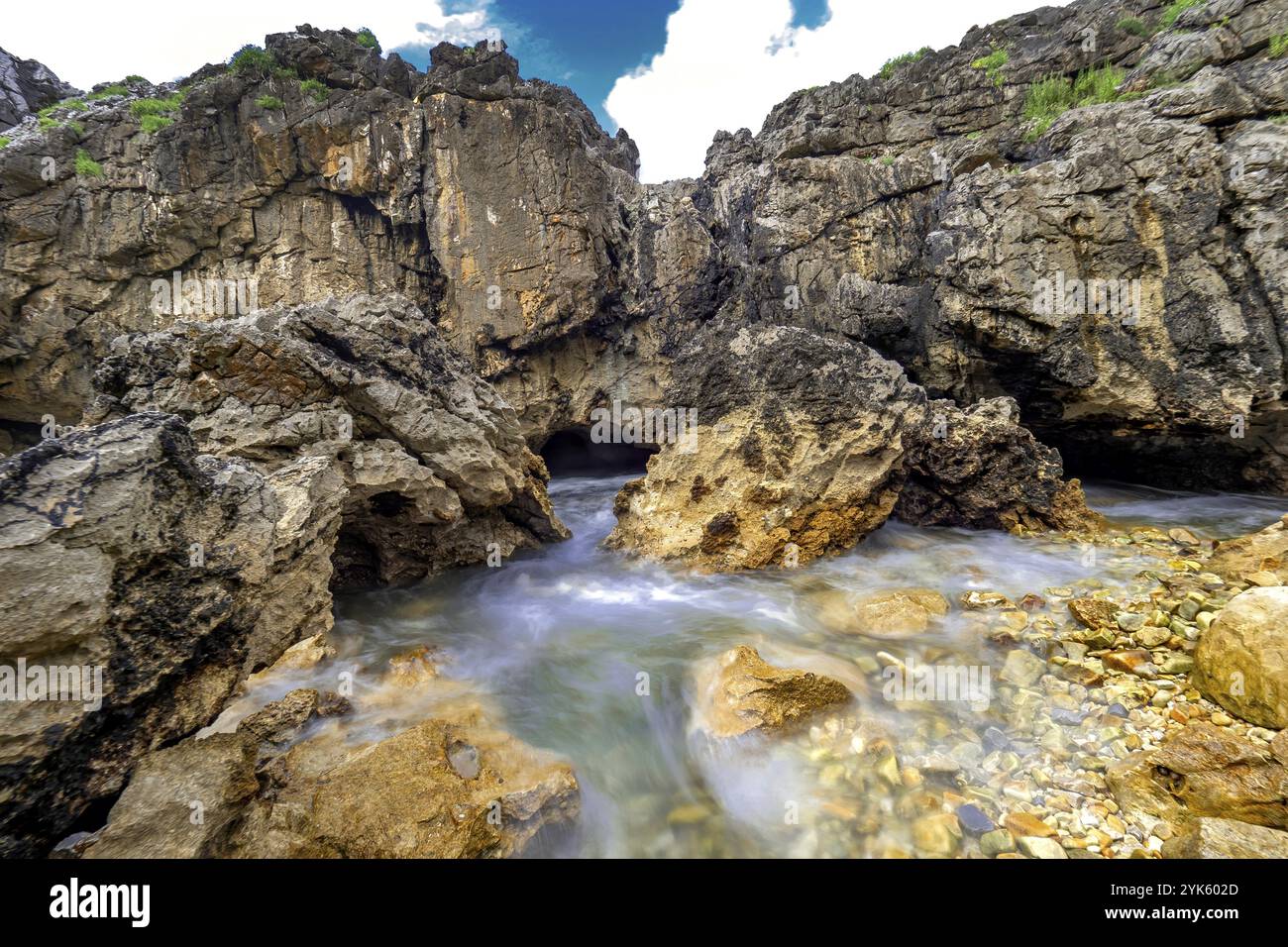 Monumento naturale Complejo de Cobijeru, Spiaggia di Cobijeru, Spiaggia di Las Acacias, Llanes, Asturias, Spagna, Europa Foto Stock