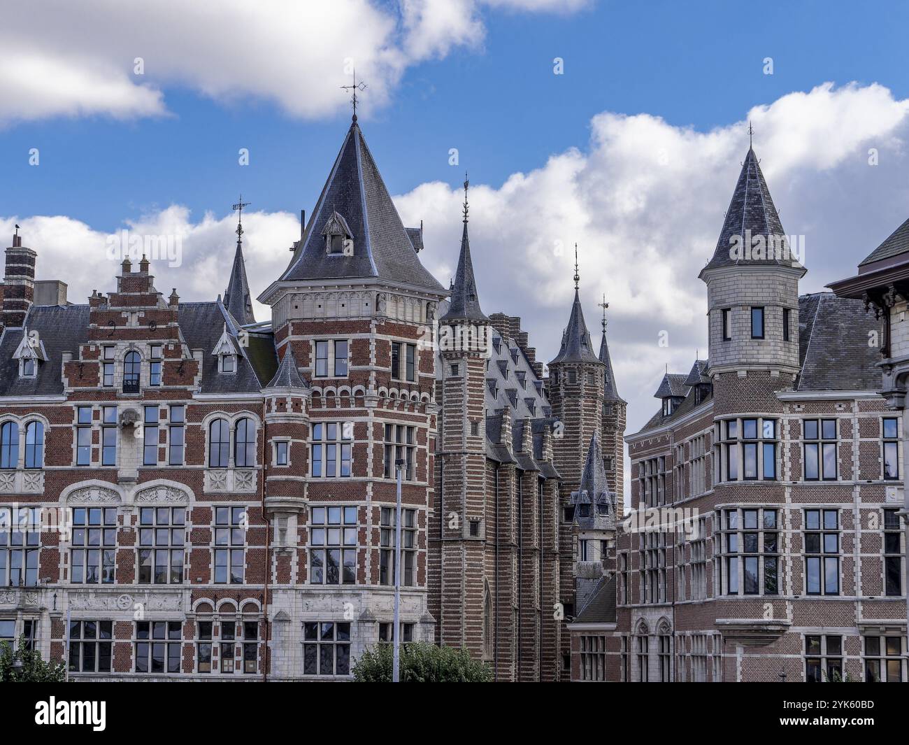 Un gruppo di edifici medievali in mattoni e il Museo Vleeshuis a Jordaenskai, Anversa, Fiandre, Belgio, Europa Foto Stock