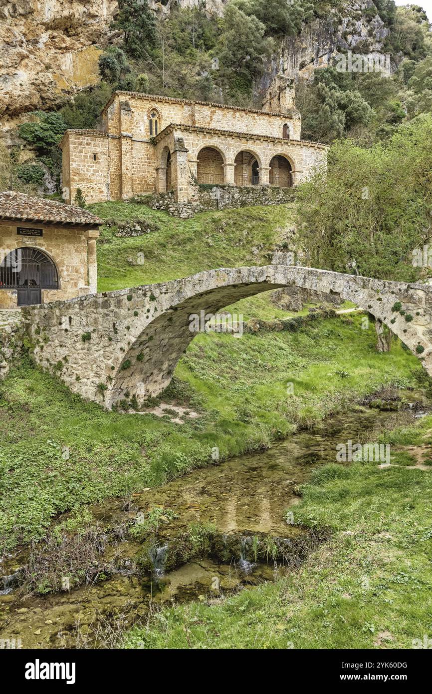 Eremo di Santa Maria de la Hoz, stile romanico-gotico del XIII secolo, Parco naturale Montes Obarenes-San Zadornil, Las Merindades, Burgos, Castilla Foto Stock