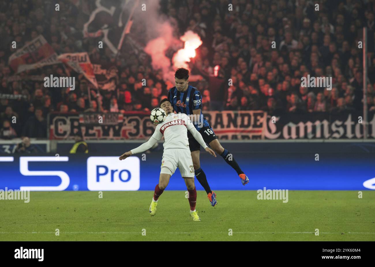Partita di calcio, Berat DJIMSITI Atalanta Bergamo in combattimento aereo per il ballo con Fabian RIEDER VFB Stuttgart, Stuttgart Arena, Stoccarda Foto Stock