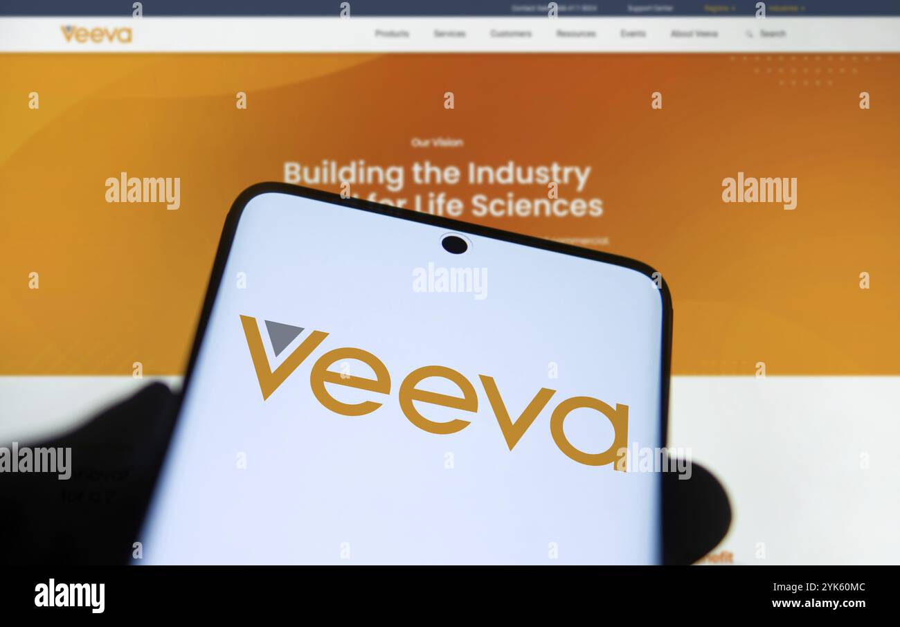 Il logo Veeva Systems viene visualizzato sullo smartphone. Veeva Systems Inc è un'azienda statunitense di cloud computing Foto Stock