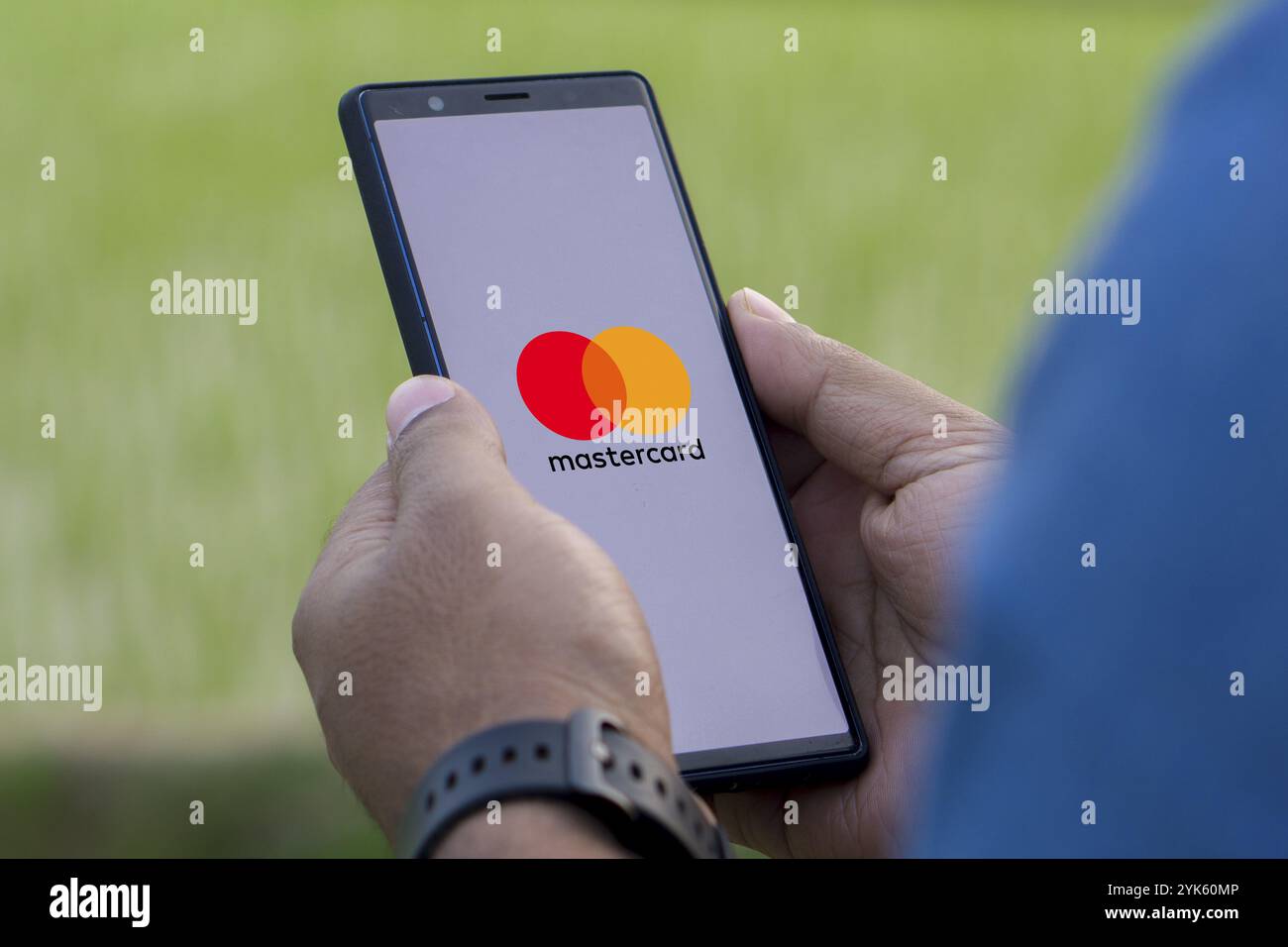 Smartphone con il logo Mastercard che è un marchio di carte di credito e debito Foto Stock