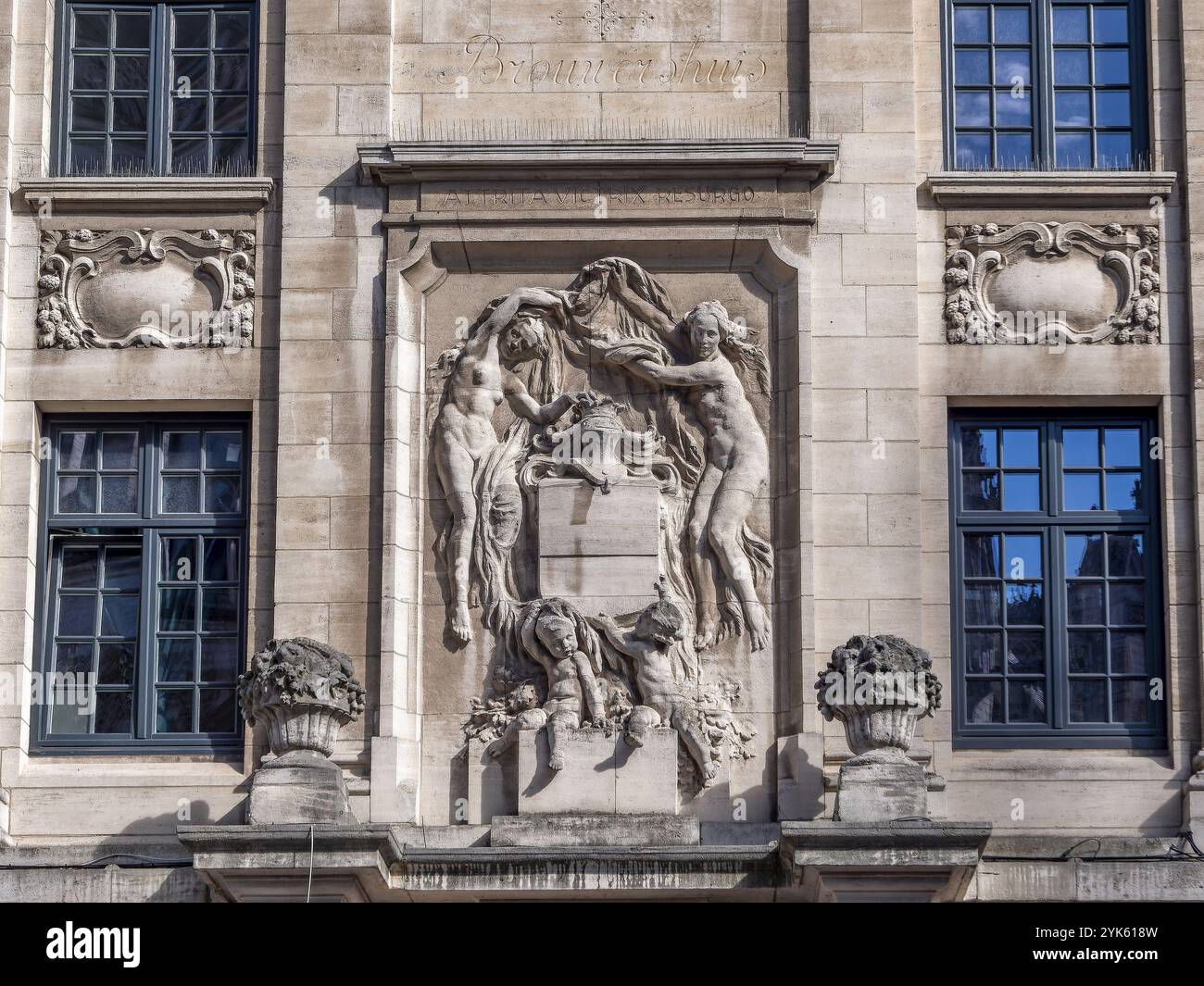 Particolare dei rilievi e delle finestre della Chiesa cattolica di San Pietro (Sint-Pieterskerk) sul Grote Markt, Lovanio, Fiandre, Brabante fiammingo, Belgio, EUR Foto Stock