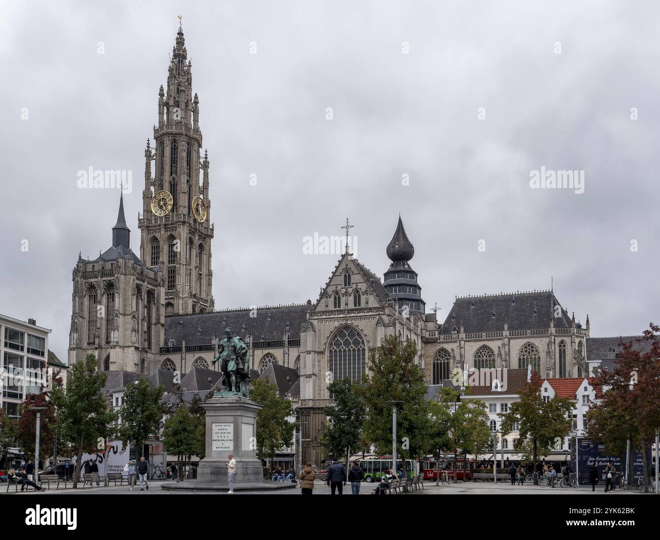 Cattedrale cattolica di nostra Signora (Onze-lieve-Vrouwekathedraal) e scultura Standbeeld Pieter Paul Rubens sulle Groenplaats, Anversa, Fiandre, Belgiu Foto Stock