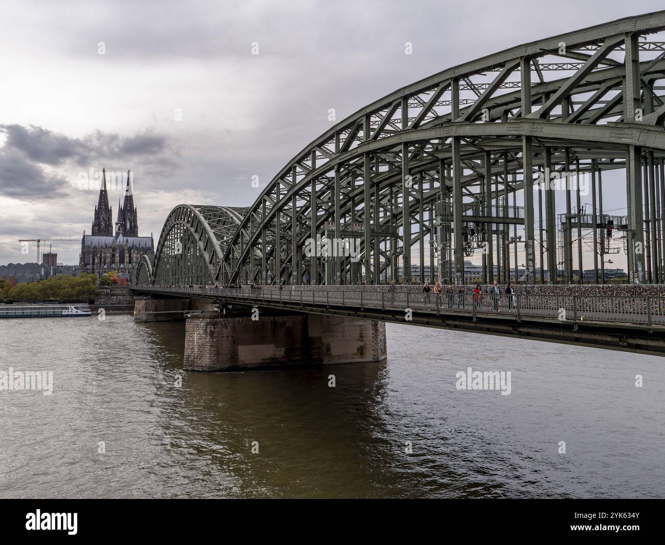Cattedrale di Colonia e ponte Hohenzollern con lucchetti come segno di amicizia e amore, serrature d'amore, sulla recinzione metallica (ringhiera) e sul Reno, Colonia Foto Stock