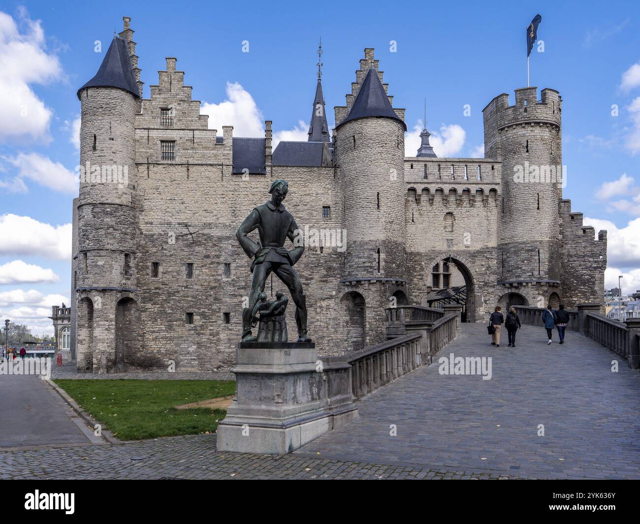 Fortezza medievale Burg Stehen e scultura Lange Wapper sulla Steenplein, Anversa, Fiandre, Belgio, Europa Foto Stock